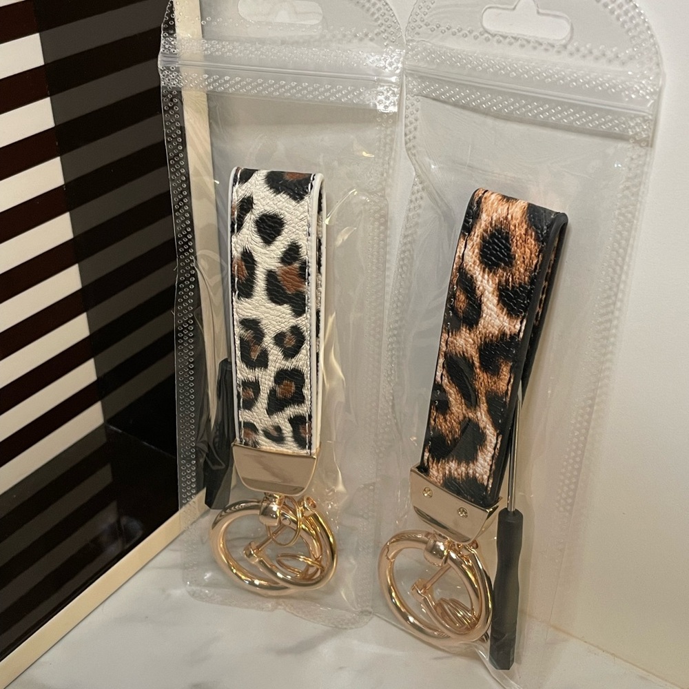 Leopard Print Keychain - Picture 5 of 5